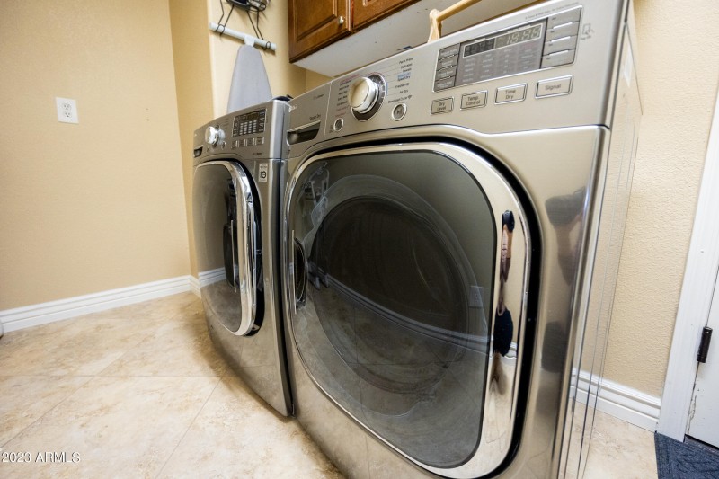 laundry room with washer/dryer