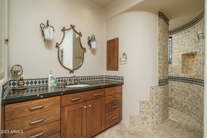 15) MASTER BATH