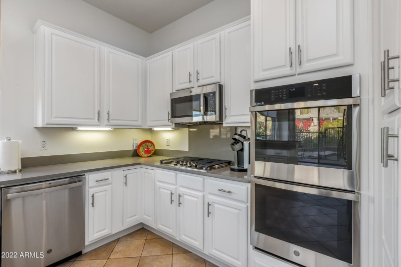 14) KITCHEN