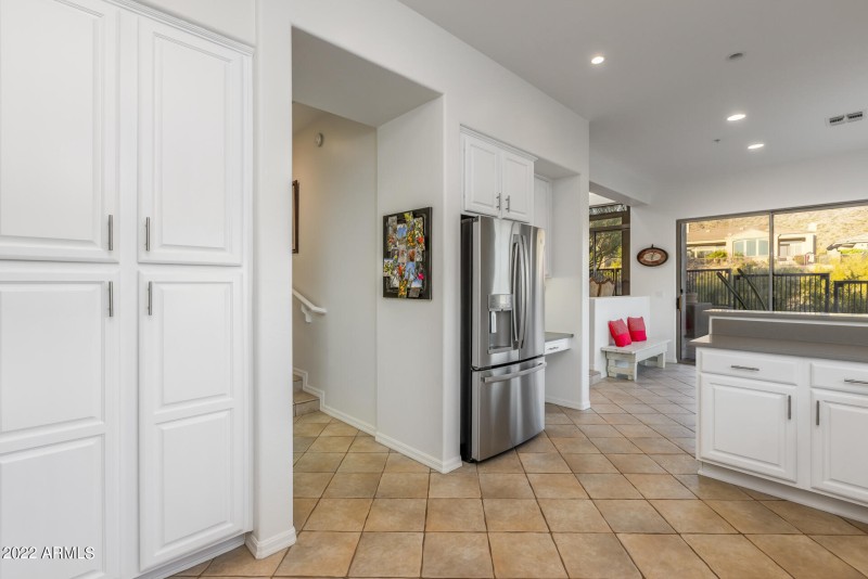 16) KITCHEN