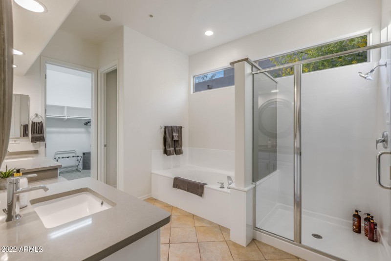 22) MASTER BATH