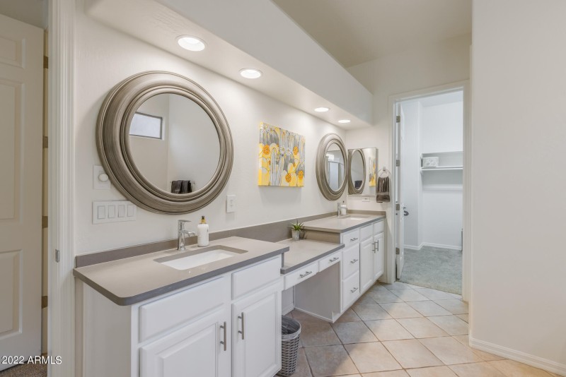 23) MASTER BATH