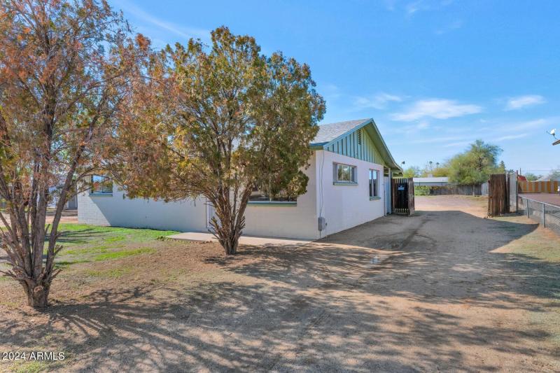 8916 North 11th St-large-007-027-8916 N