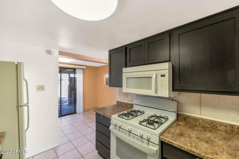8916 North 11th St-large-014-018-8916 N