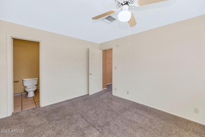 8916 North 11th St-large-017-019-8916 N