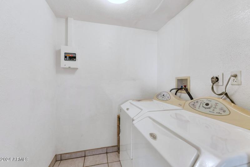 8916 North 11th St-large-019-023-8916 N