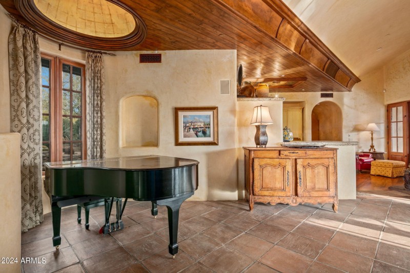 6-web-or-mls-Dining Areas