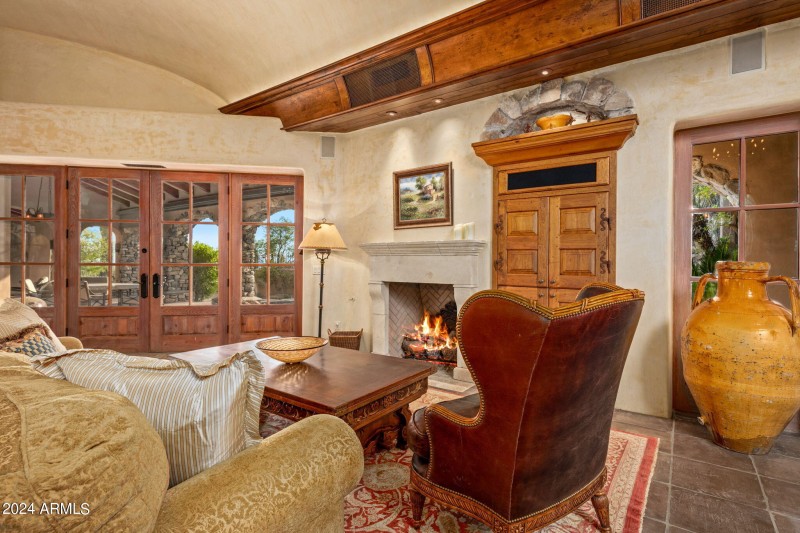 9-web-or-mls-Living Room Details