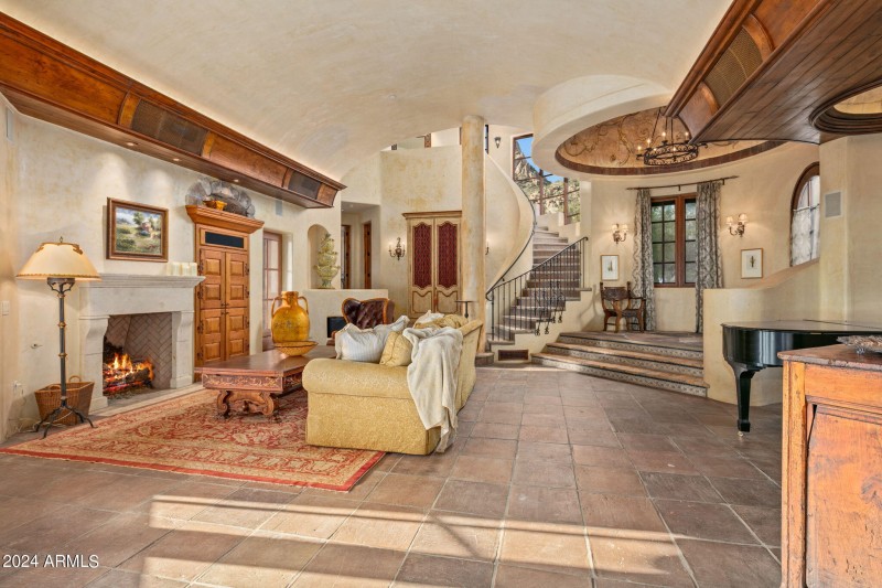 10-web-or-mls-Living Room