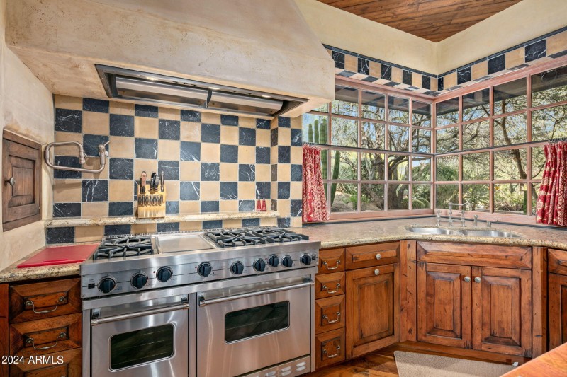 12-web-or-mls-Kitchen Views