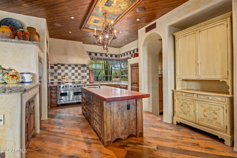 14-web-or-mls-Luxury Kitchen