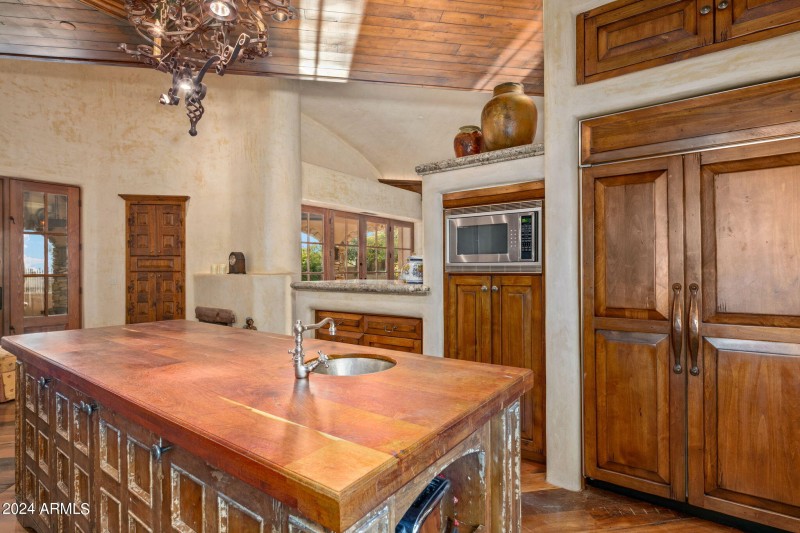 15-web-or-mls-Kitchen Island