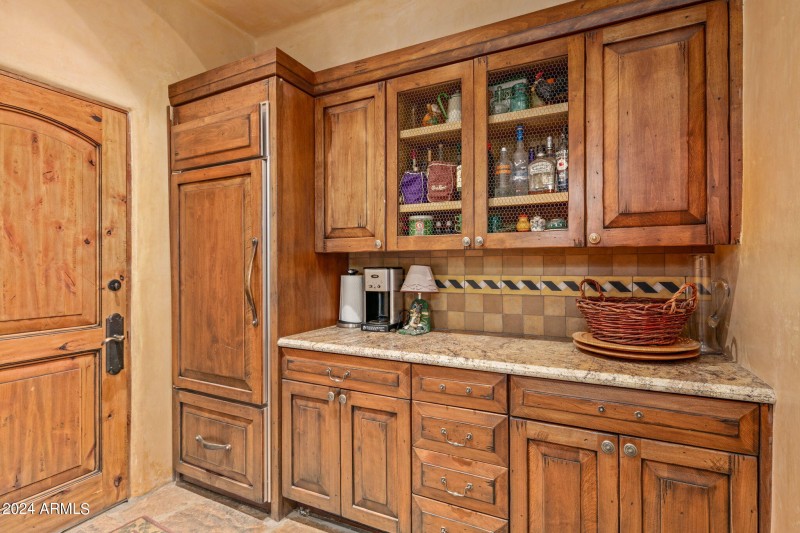 16-web-or-mls-Butler's Pantry