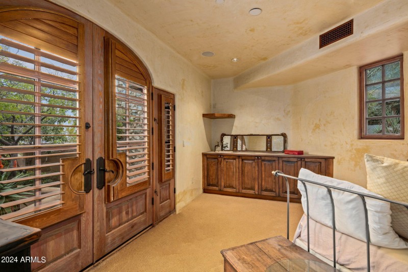 26-web-or-mls-Primary Suite Office