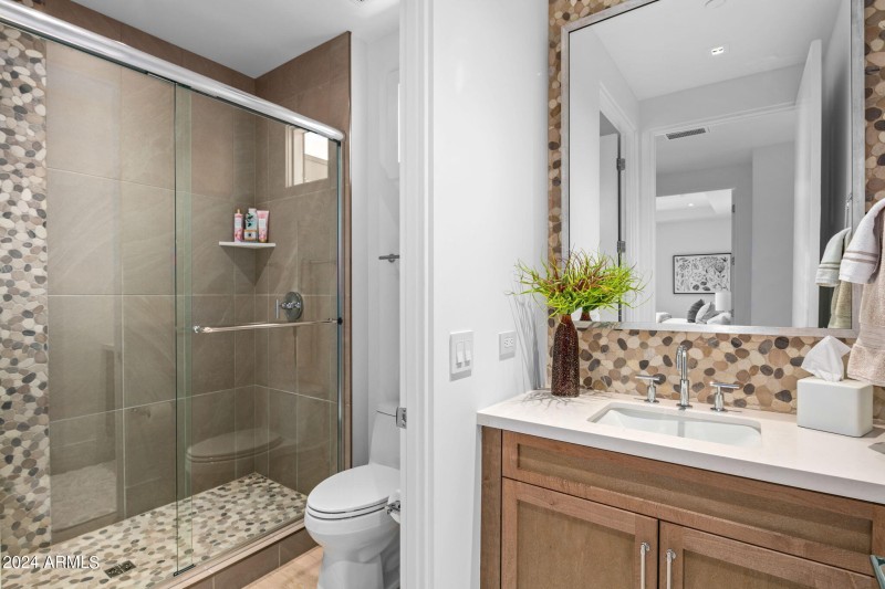 36-web-or-mls-Guest Bath