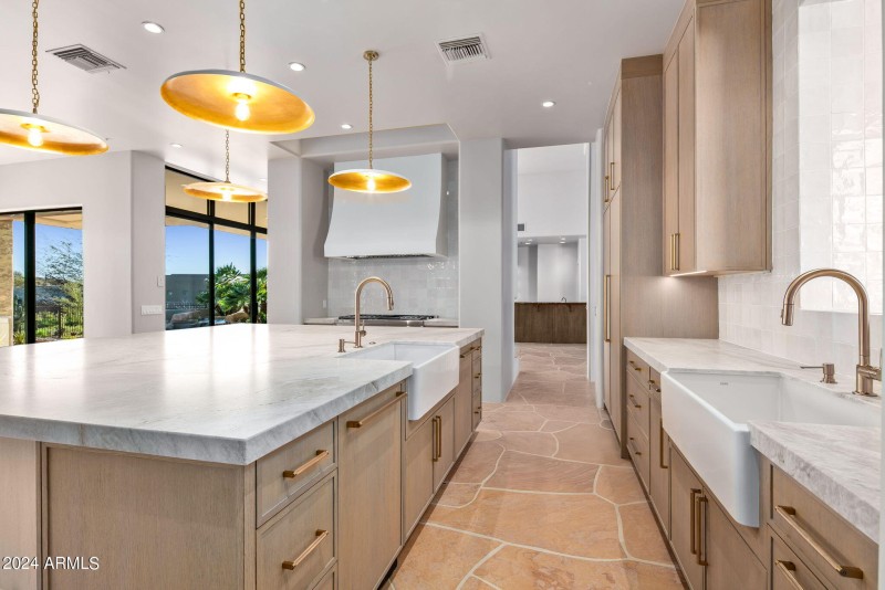 23-web-or-mls-Luxury Kitchen