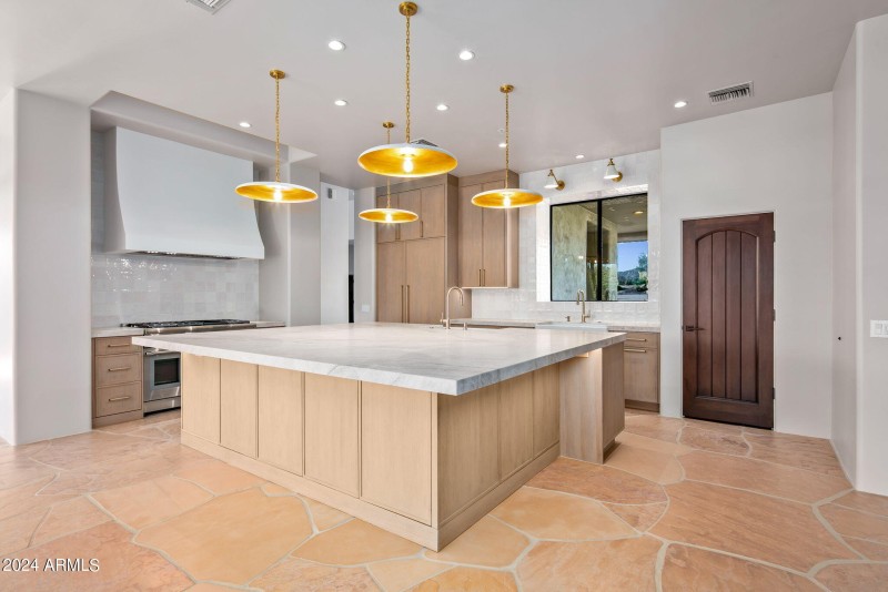 24-web-or-mls-Breakfast Counter