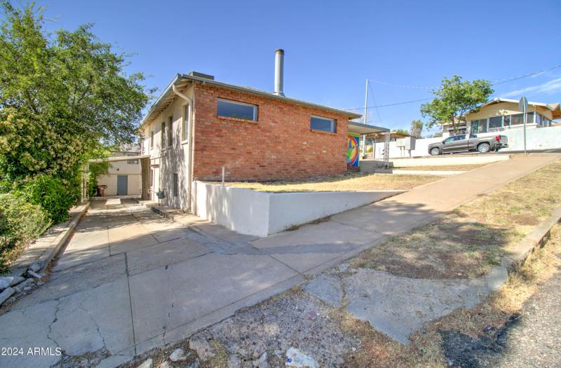 877 E Sycamore St - Bird-2