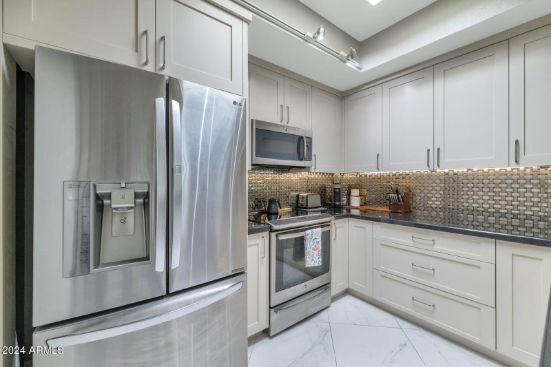 7710 E Gainey Ranch Rd-large-014-038-771