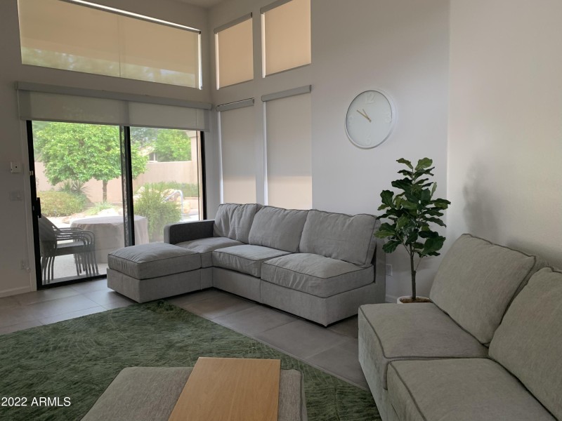 BRIGHT LIVING ROOM W ACCESS TO PATIO