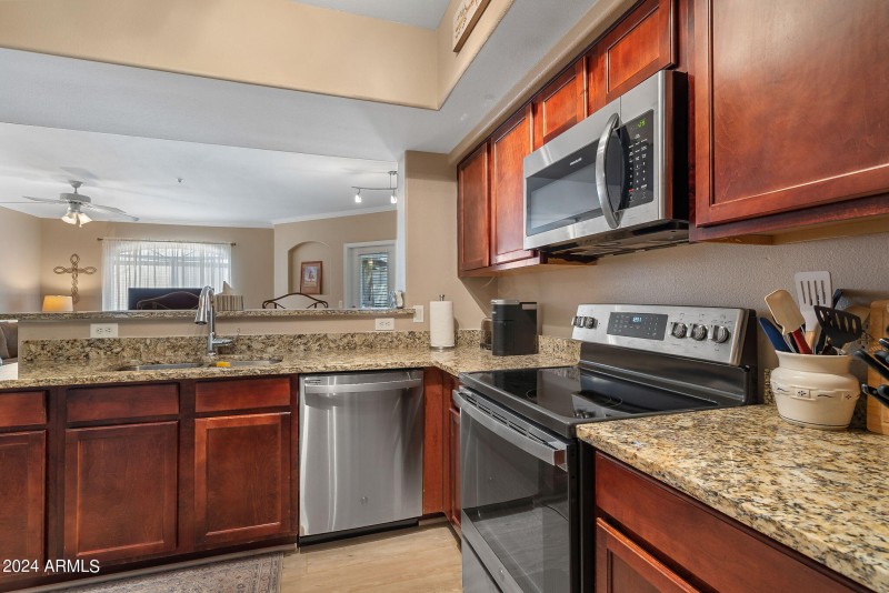 15-web-or-mls-Interior Finished-13