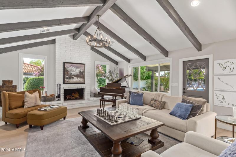 LOTS OF NATURAL LIGHT