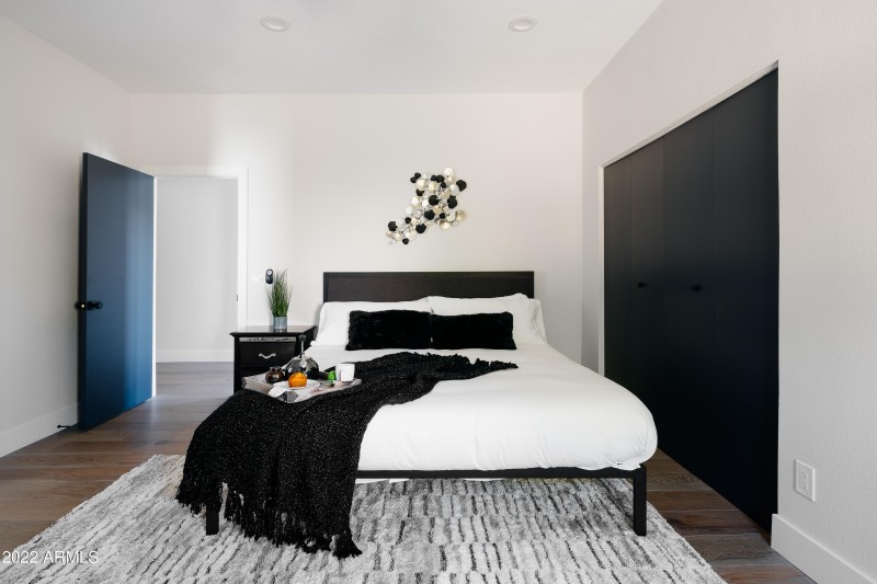 LAKOTKO_6602NPrayingMonkRd_WEB-10