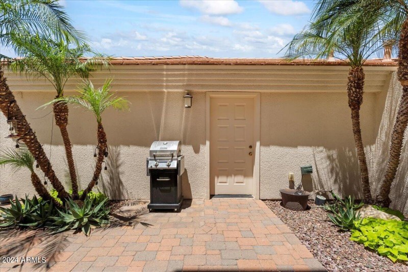 BBQ Grill & Private Garage Access