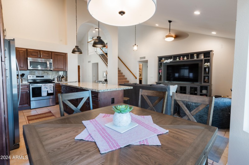 Eat-in kitchen table & chairs