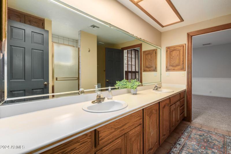 Bathroom between Bedrooms #4 & 5