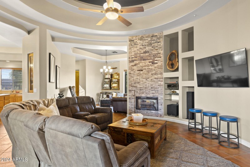 04_11362_E_Dale_Ln__004_mls