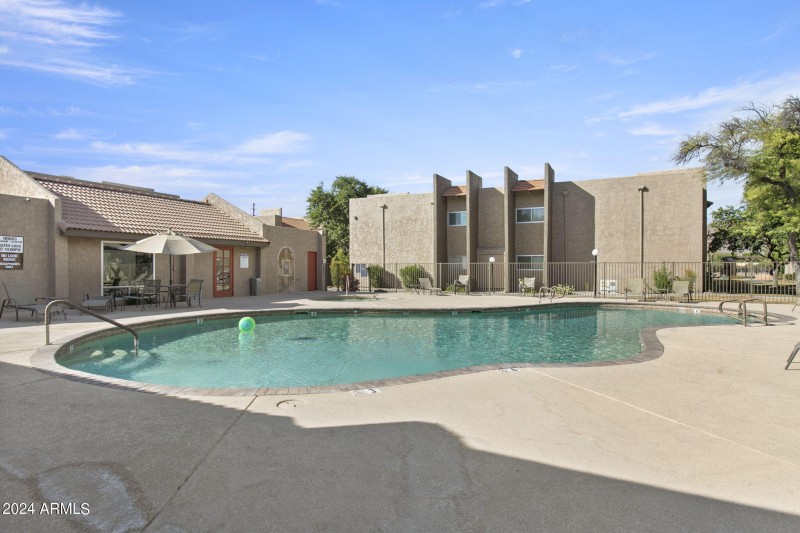 36-web-or-mls-5525-e-thomas-rd-unit-m11