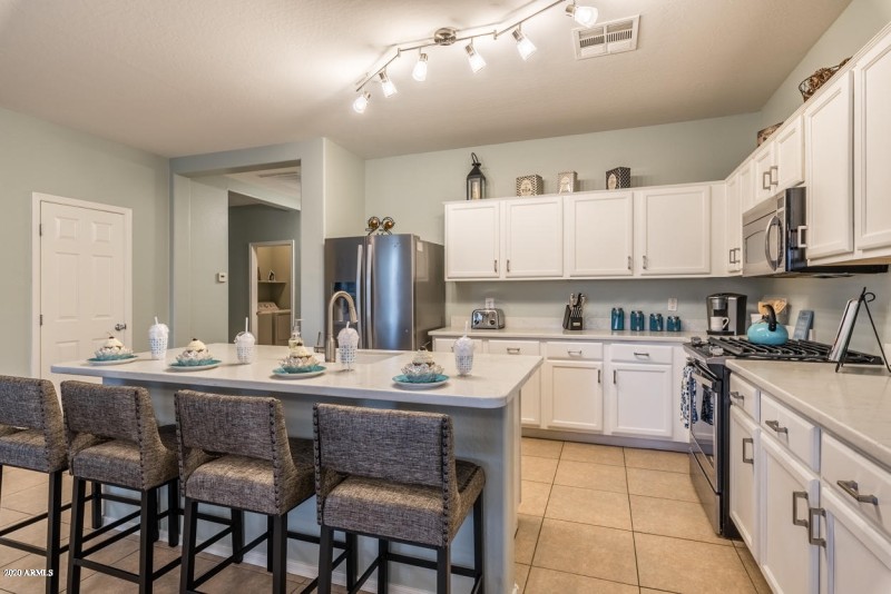 Island w/ Breakfast Bar