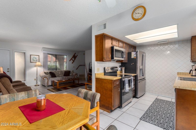 Palisades 15 kitchen and dining