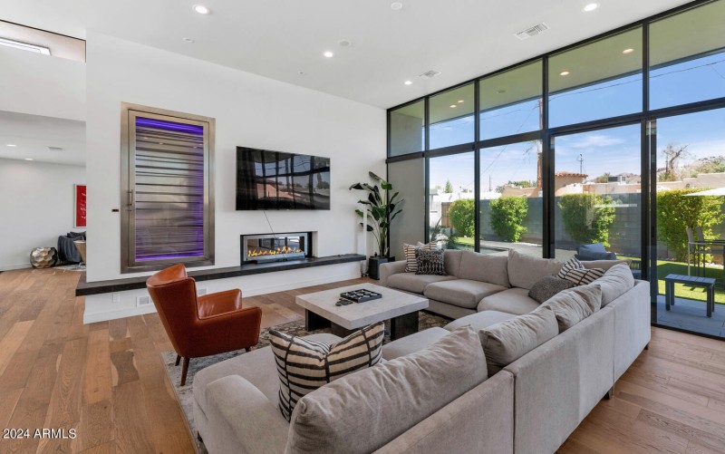 4602 E Glenrosa Ave-large-014-025-4602 E