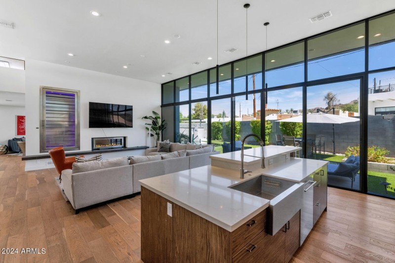 4602 E Glenrosa Ave-large-017-034-4602 E