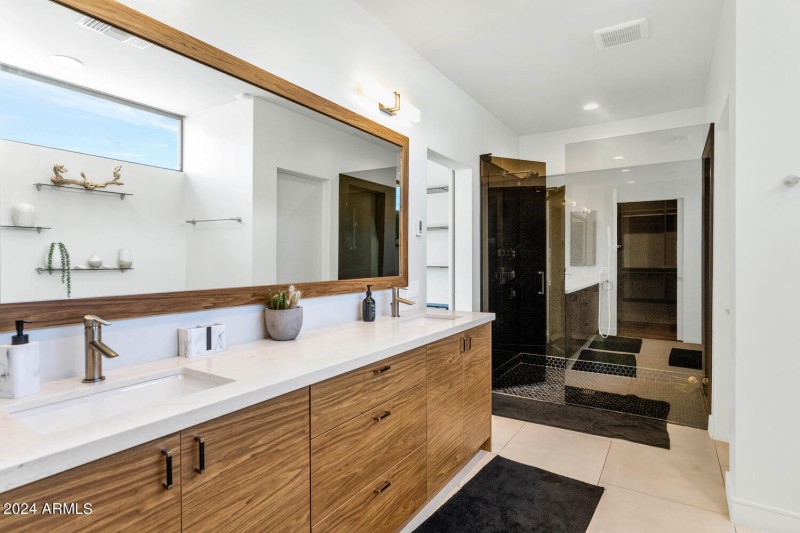 4602 E Glenrosa Ave-large-026-032-4602 E