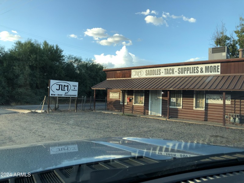 Turn Here go 1/2 mile up Mockingbird rd