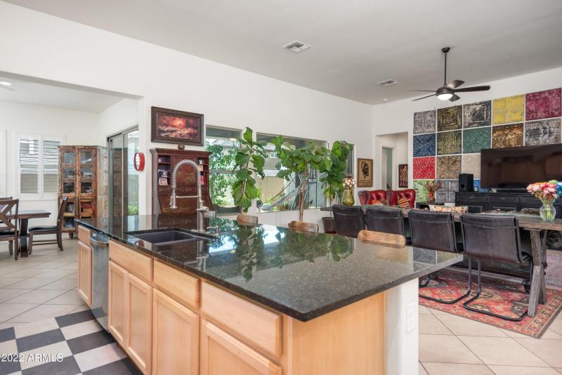 16-10020 E Strobe Ave-16