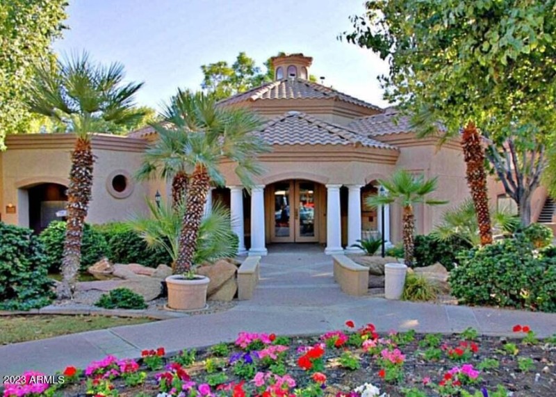 CLUB HOUSE