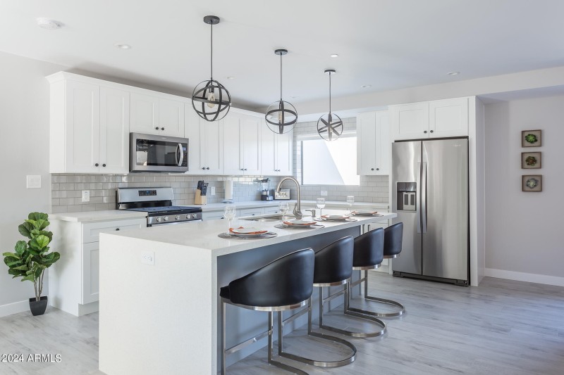 Kitchen-Breakfast-Bar-and-Stainless-Stee
