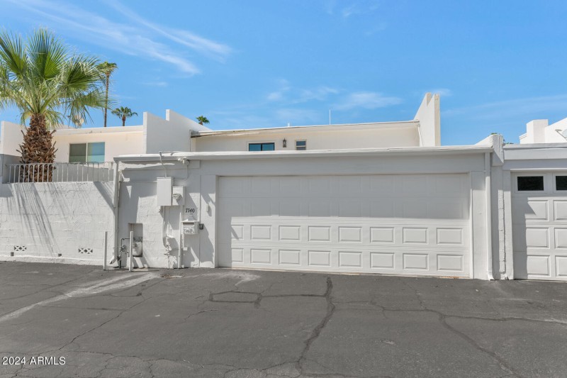 7740 E Camelback Rd-large-024-023-TOD302