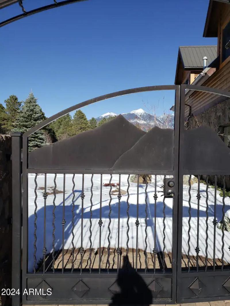 Gate
