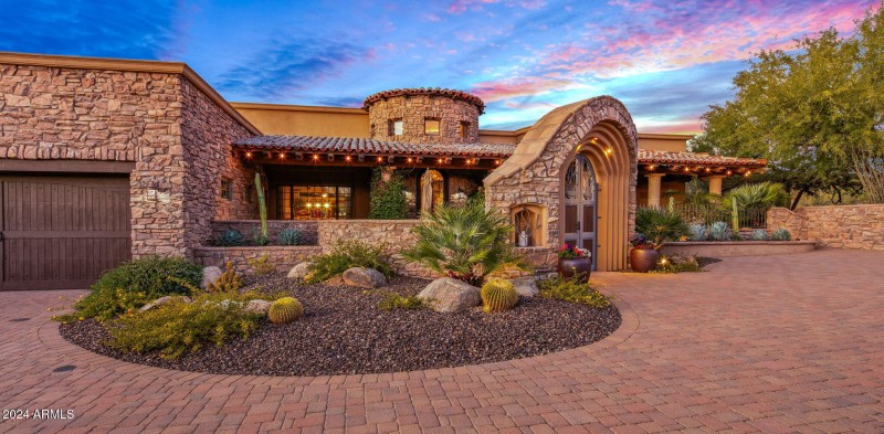 26-web-or-mls-Front Of Home (2)