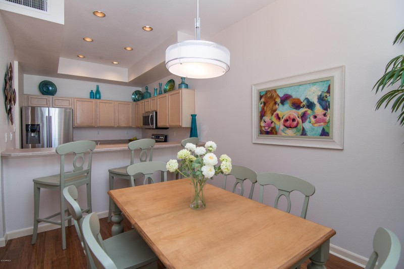 Large Dining Area and Breatfast Bar