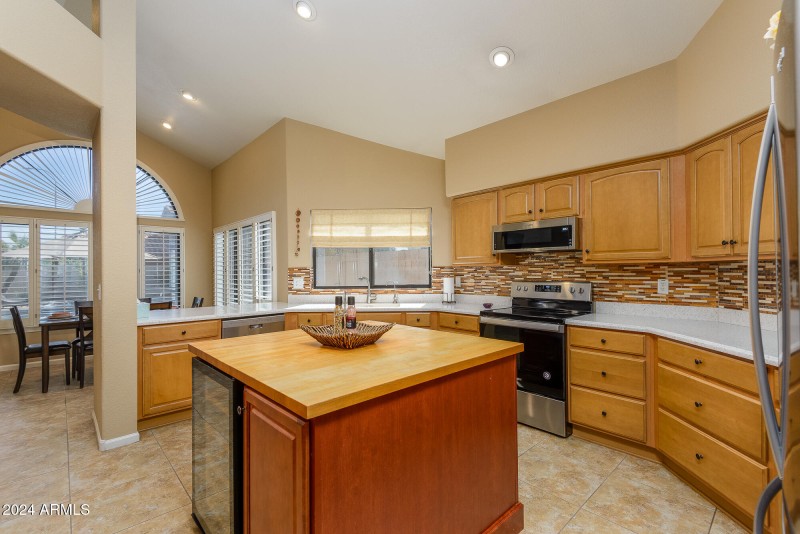 Open Kitech w/breakfast noke