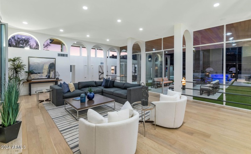 6664 N 40th St-large-013-046-6664 N 40th