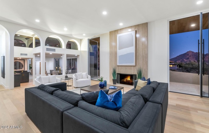 6664 N 40th St-large-016-037-6664 N 40th