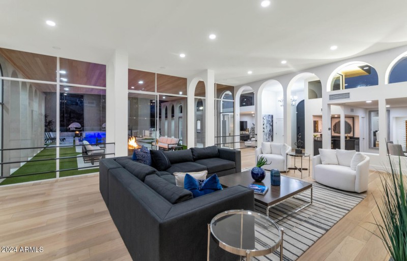 6664 N 40th St-large-022-040-6664 N 40th