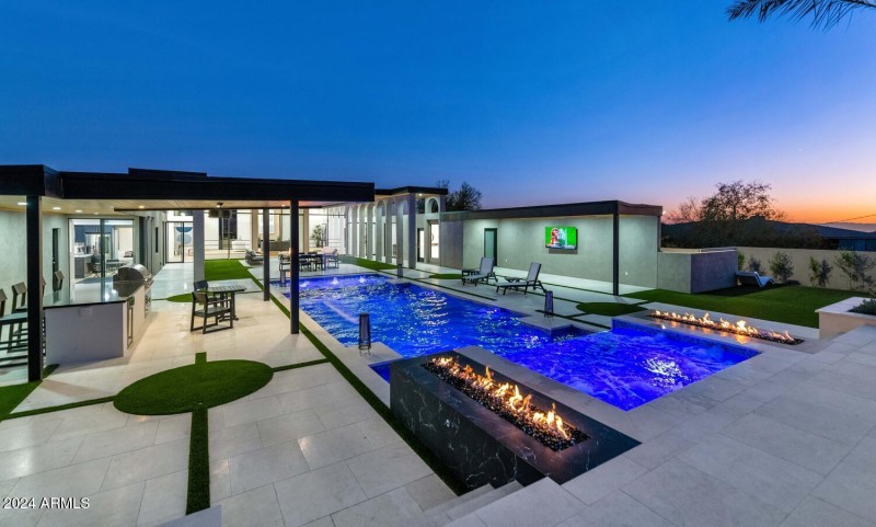 6664 N 40th St-large-052-039-6664 N 40th